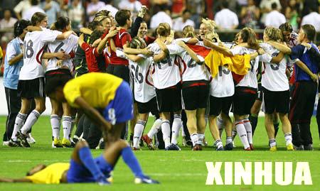 Players of Germany celebrate the victory during the awarding ceremony after the final of the 2007 FIFA Women's World Cup in Shanghai, east China, on Sept. 30, 2007. Germany won the champion after beating Brazil 2-0. (Xinhua/Ren Long)